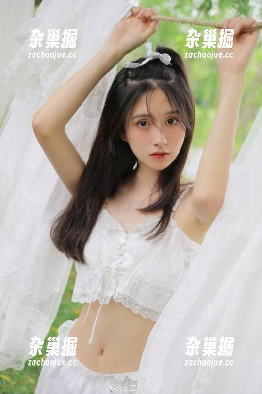 91黑料 每次翻91黑料首页,心中默念:希望这次吃到的瓜不带‘苦’啊。