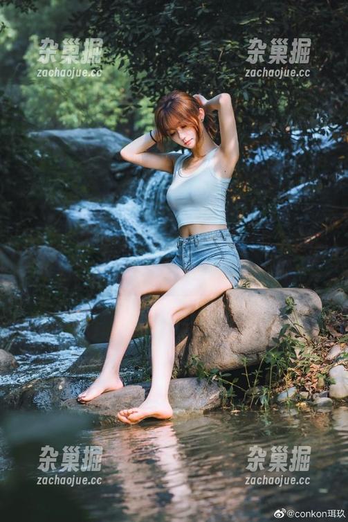 哈哈，92吃瓜在线，其实我正在吃摆摊小吃，根本没时间看八卦！