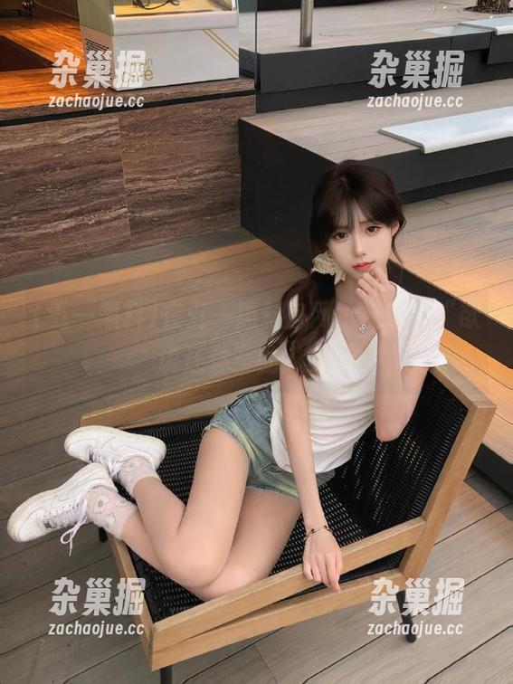 五一黑料 在五一黑料官网,只为那“欲说还休”的八卦!