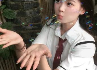 我用“吃瓜福利”app瞎逛，居然还发现了奇怪的东西…你们的瓜不也太新鲜了吧！